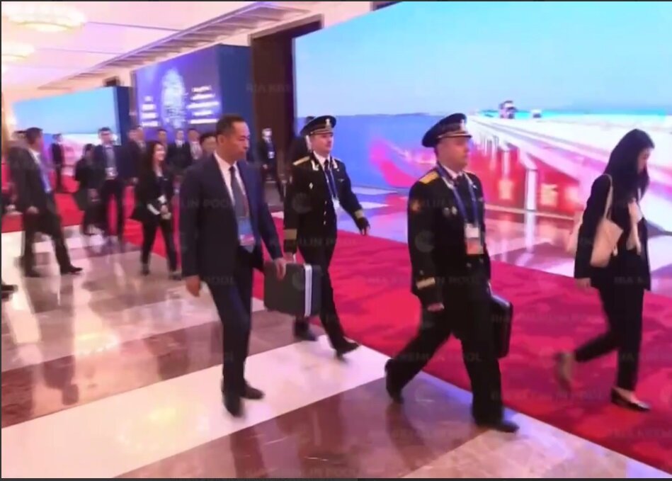 پوتین با کیف هستهای به چین رفت+ تصاویر 2 پوتین با کیف هستهای به چین رفت