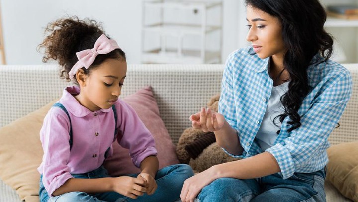 آیا باید با فرزندتان دوست باشید؟ روش ایجاد رابطه صمیمانه اما متعادل 4 مادر و دختر در حال صحبتکردن