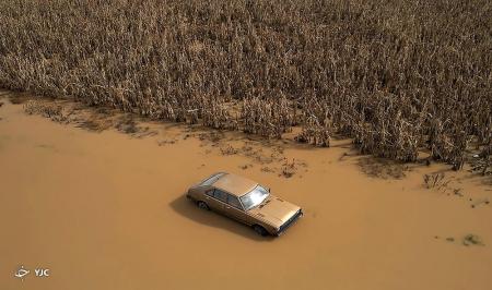 خودروی گرفتار در سیل یونان + عکس 4 خودروی گرفتار در سیل یونان + عکس