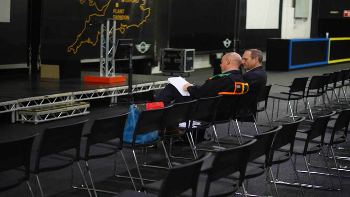 رویداد و مدیریت رویداد چیست؟ 10 دو نفر در حال برنامهریزی برای اجرای رویداد