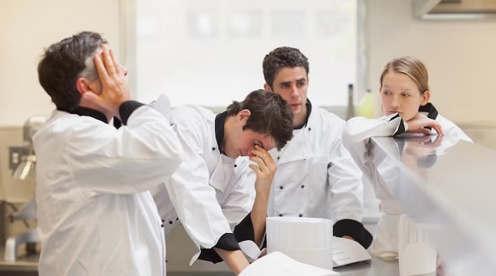 ۱۲ نشانه همکار سمی؛ چطور در محیط کار با او برخورد کنیم؟ 3 ناراحتی کارکنان سازمان از همکار سمی