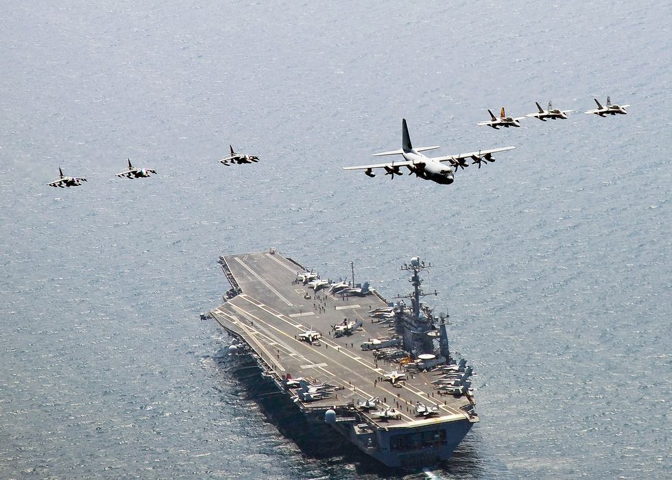 C-130؛ اگر جنگ هسته ای رخ دهد این هواپیما خطرناک ترین هواپیما در آسمان خواهد بود(+عکس) C-130؛ اگر جنگ هسته ای رخ دهد این هواپیما خطرناک ترین هواپیما در آسمان خواهد بود(+عکس)