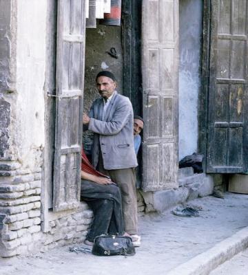 استاد سلمانی سیار مشغول مختصر کردن مو در بازار شیراز + عکس 4 استاد سلمانی سیار مشغول کوتاه کردن مو در بازار شیراز + عکس