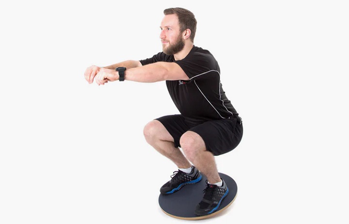 تخته اعتدال چیست و چه مزایایی دارد + ۶ تمرین برای اغاز کار 26 انجام حرکت اسکوات با تخته تعادل