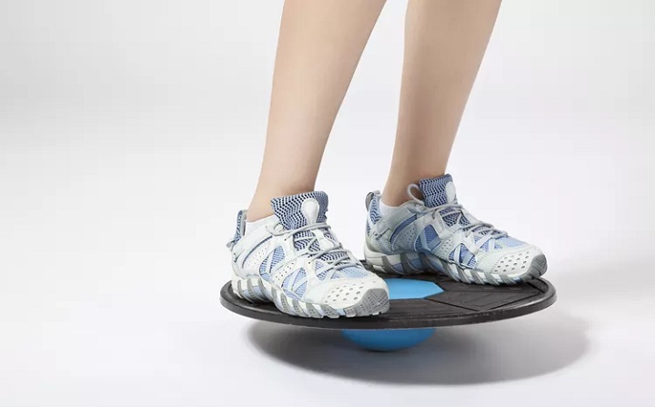 تخته اعتدال چیست و چه مزایایی دارد + ۶ تمرین برای اغاز کار 51 ووبل بورد یکی از انواع تخته تعادل