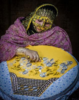 تصویر بی‌نظیر از زنی در حال گلابتون دوزی+عکس