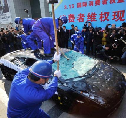 اعتراض شگفت یک چینی در روبه رو نمایندگی لامبورگینی! + عکس 8 اعتراض عجیب یک چینی در مقابل نمایندگی لامبورگینی! + عکس