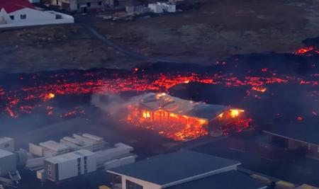 فوران خسارت‌بار آتشفشان در ایسلند + عکس