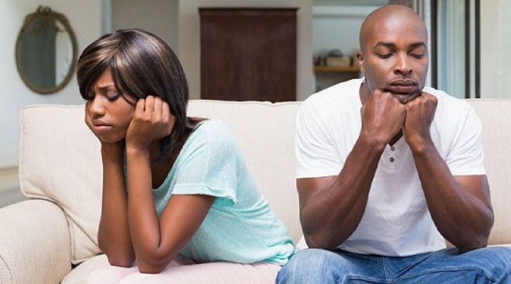 پورنوگرافی چه تأثیری بر رابطه جنسی و عاطفی دارد؟ 2 زن و شوهر در حالت قهر و ناراحتی که ممکن است ناشی از تمایل به تماشای پورنوگرافی باشد