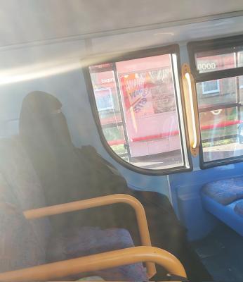 پوشش دلنشین یک زن در اتوبوسی در لندن پربازدید شد+عکس 3 پوشش جالب یک زن در اتوبوسی در لندن پربازدید شد+عکس