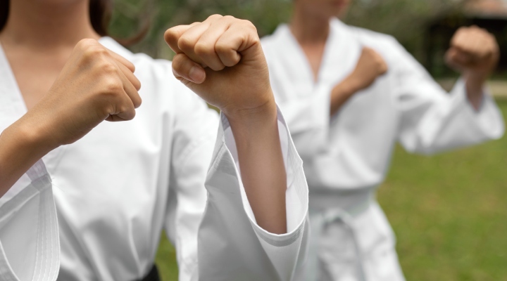 استاکر کیست؟ چطور با او مقابله کنیم؟_سودو تکنولوژی 4 شرکت کردن در کلاس دفاع شخصی برای محافظت از خود در برابر فرد استاکر