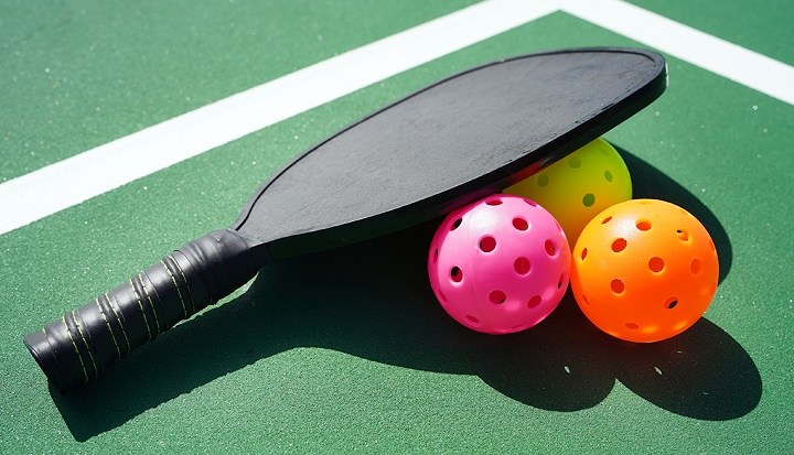 آشنایی با پیکل بال؛ ورزشی برای همه سنین 49 راکت و توپ پیکل بال