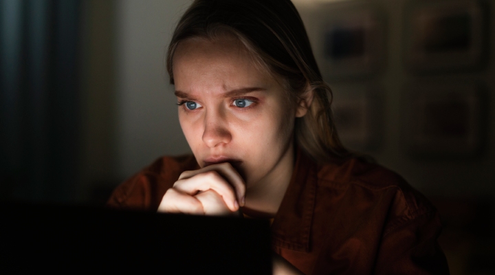 استاکر کیست؟ چطور با او مقابله کنیم؟_سودو تکنولوژی 15 فرد استاکر که دیگری را در فضای آنلاین زیر نظر دارد