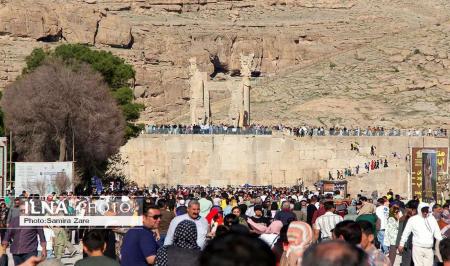 استقبال شگفت گردشگران نوروزی از تخت جمشید | امروز + عکس_سودو تکنولوژی 1 استقبال عجیب گردشگران نوروزی از تخت جمشید | امروز + عکس