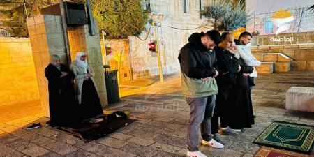 تبعیدشدگان از مسجدالاقصی در حال اقامه نماز+عکس 4 تبعیدشدگان از مسجدالاقصی در حال اقامه نماز+عکس