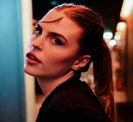 دختری با یک دسته مو در وسط پیشانی‌اش + عکس