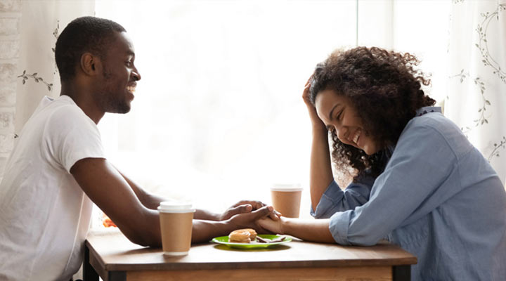 چطور با همسرمان درمورد سکس سخن بگویید کنیم؟ 1 زن و شوهر در حال صحبتکردن