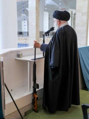 تصویری از سلاح خاص رهبر انقلاب هنگام ایراد خطبه‌های نماز امروز+عکس