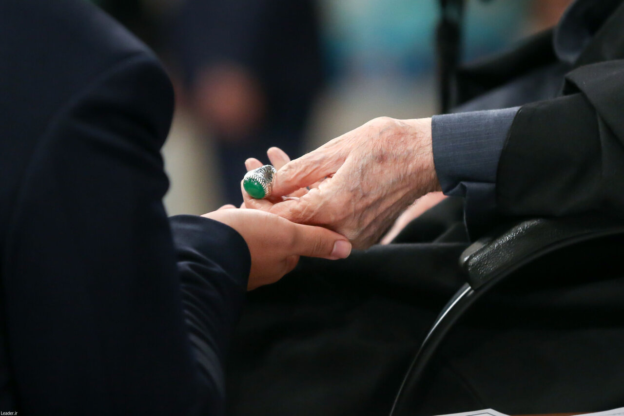 تصویری از هدیه خاص رهبر انقلاب به یک دانشجو +عکس_سودو تکنولوژی 1 تصویری از هدیه خاص رهبر انقلاب به یک دانشجو +عکس