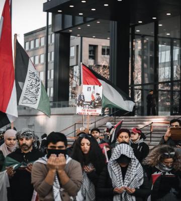 تصویر رهبر انقلاب در تجمع ضد صهیونیستی در مونترآل کانادا + عکس