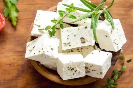 می‌توانین پنیر را فریز کنیم؟ پنیرهایی که فسادپذیری کمتری دارند