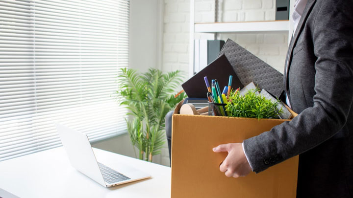 چطور نامه استعفا بنویسیم + نکاتی برای اثرگذاری بیشتر_سودو تکنولوژی 5 مردی در حال ترک شغلش پس از نوشتن استعفا نامه