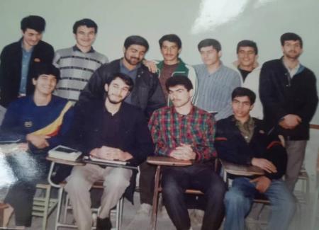 تصویر دوران جوانی شهید امیرعبداللهیان در کنار همکلاسی‌های دوران دبیرستان + عکس