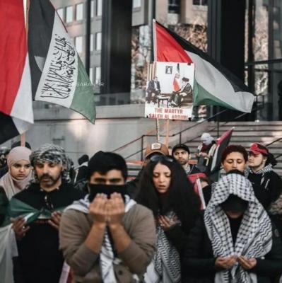 عکس رهبر انقلاب در دست دانشجویان آمریکایی+عکس_سودو تکنولوژی 1 تصویر رهبر انقلاب در دست دانشجویان آمریکایی+عکس