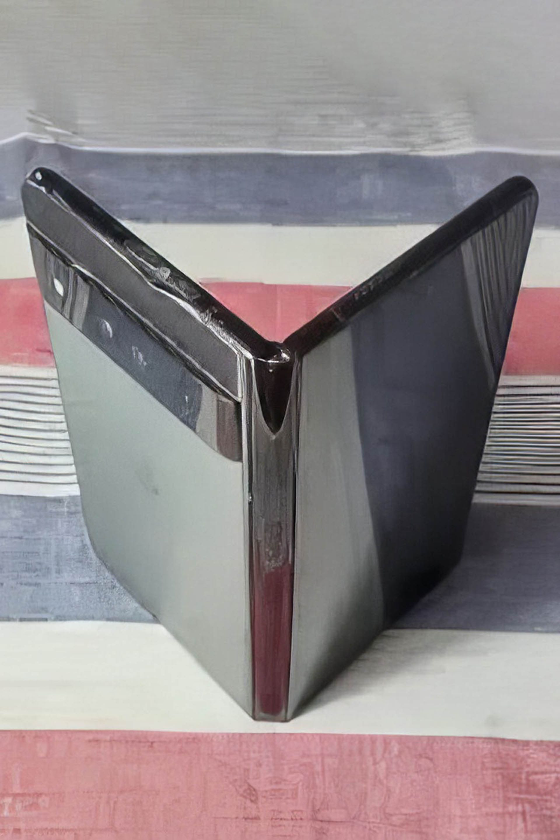 تصاویر نمونه آزمایشی پیکسل فولد لو رفت؛ دستگاهی که هیچ زمان تشکیل نشد_سودو تکنولوژی 17 گوشی تاشو pipit از گوگل - در حالت نیمه باز از طرف پشت گوشی