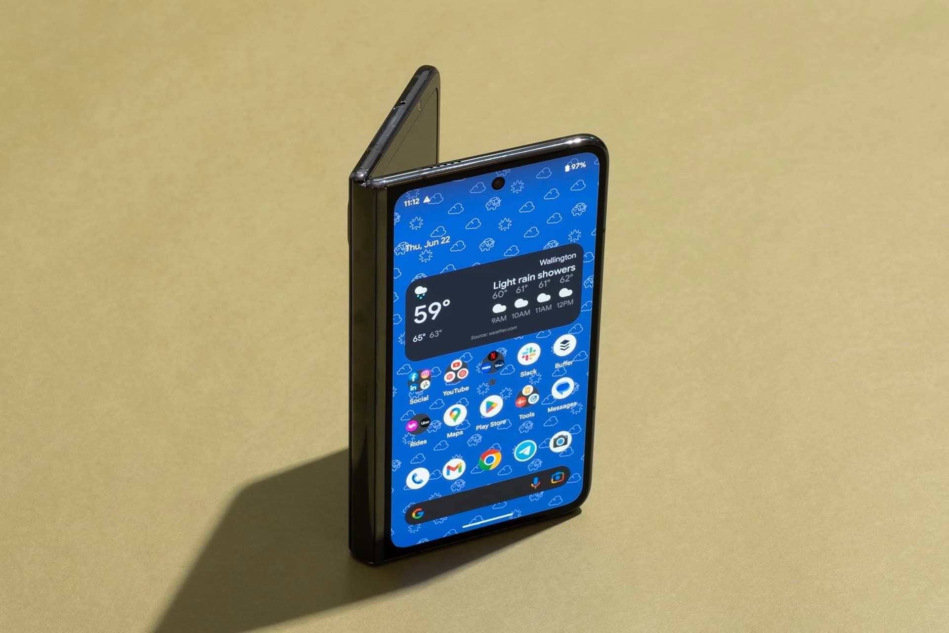 تصاویر نمونه آزمایشی پیکسل فولد لو رفت؛ دستگاهی که هیچ زمان تشکیل نشد_سودو تکنولوژی 18 پیکسل فولد گوگل / Pixel Fold روی زمین