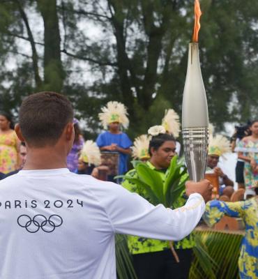 حرکتِ ماجراجویانه مشعل بازی‌های المپیک پاریس۲۰۲۴ + عکس