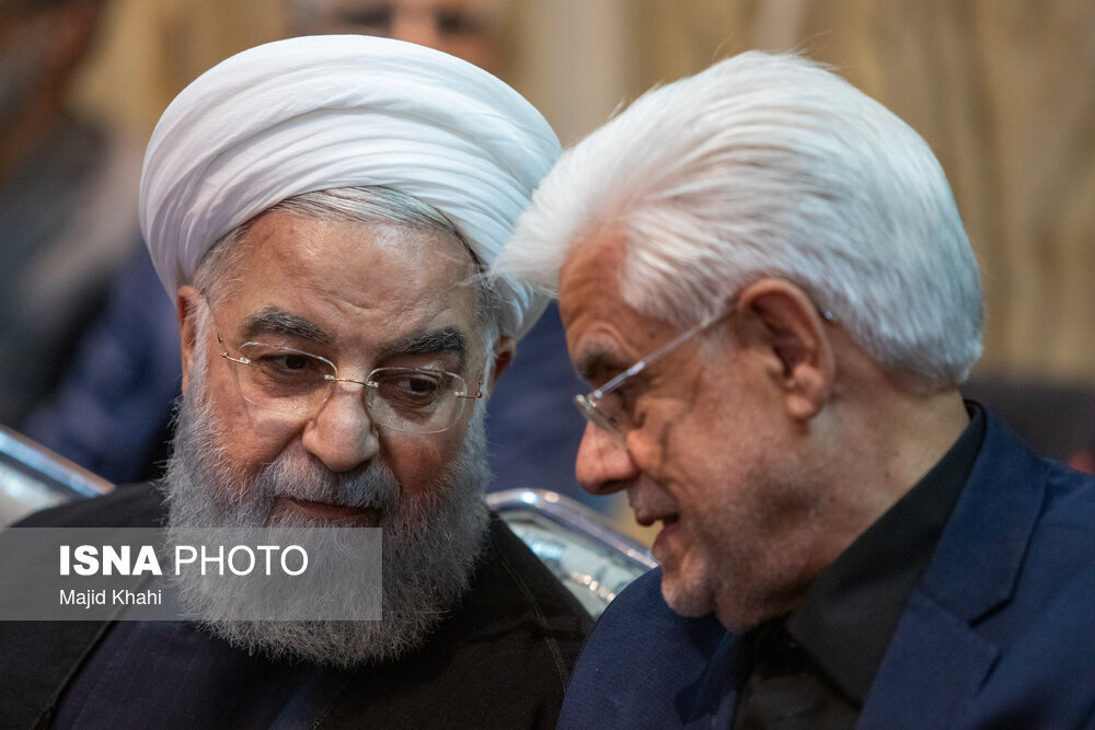 تصویری از صحبت روحانی و عارف در یک مراسم ختم