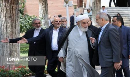 عکس خاص از پزشکیان در محوطه نهاد ریاست جمهوری_سودو تکنولوژی 1 تصویر خاص از پزشکیان در محوطه نهاد ریاست جمهوری