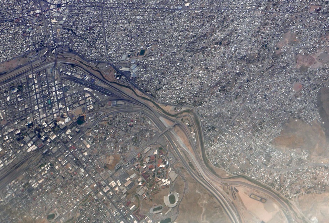 از «پلِ دوستی» ملل تا بلندترین آبشارها؛ منحصر به فردترین مرزها بین کشورهای جهان از «پلِ دوستی» ملل تا بلندترین آبشارها؛ منحصر به فردترین مرزها بین کشورهای جهان