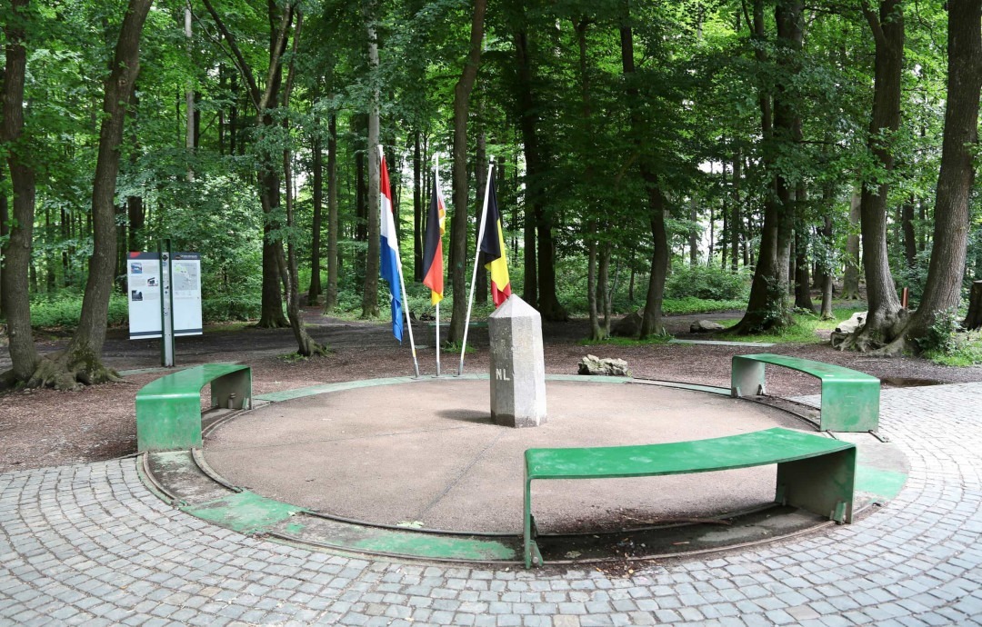 از «پلِ دوستی» ملل تا بلندترین آبشارها؛ منحصر به فردترین مرزها بین کشورهای جهان از «پلِ دوستی» ملل تا بلندترین آبشارها؛ منحصر به فردترین مرزها بین کشورهای جهان