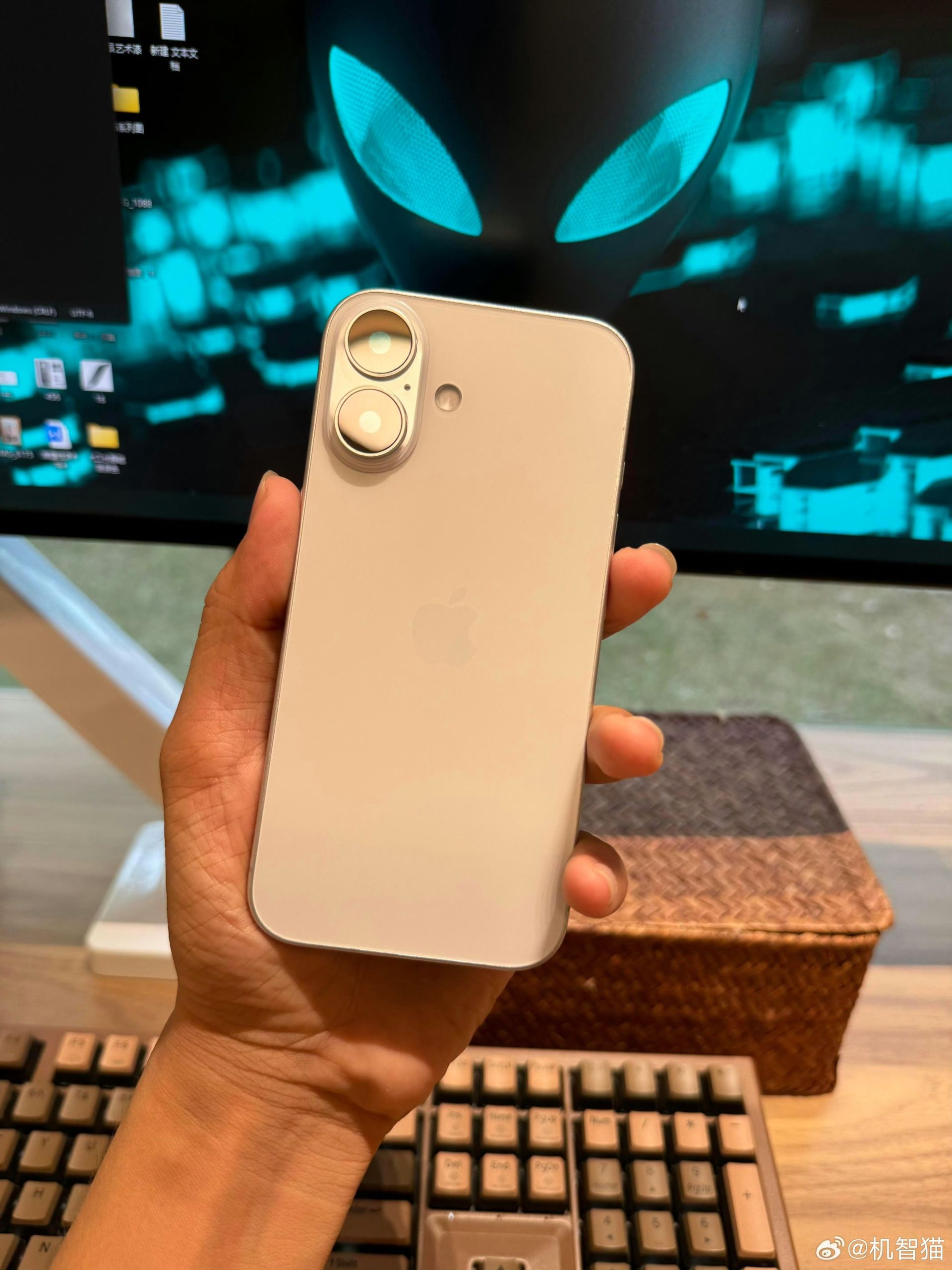 آیا این طراحی نهایی آیفون ۱۶ است؟_سودو تکنولوژی 4 نمایش پنل پشتی آیفون ۱۶ در دست یک کاربر رنگ سفید