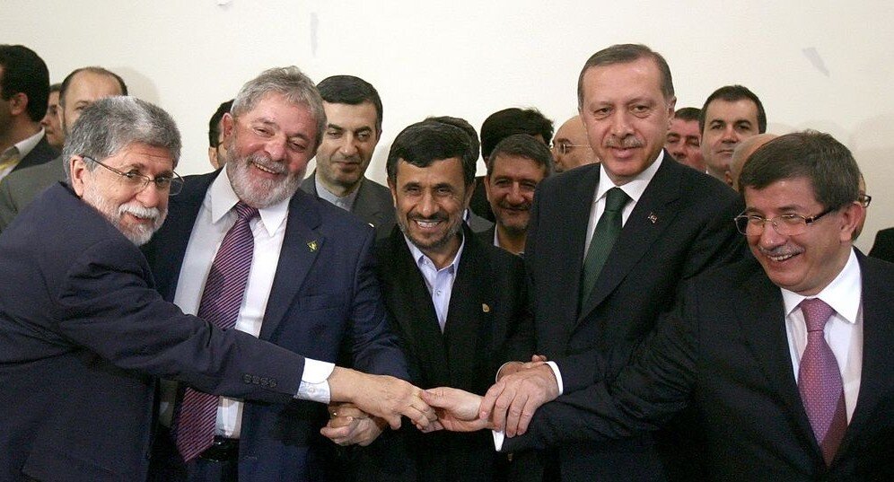 عکس های یادگاری احمدی نژاد در مذاکرات هسته ای سال 89_سودو تکنولوژی 6 ماجرای این عکس یادگاری احمدینژاد/ عراقچی درباره مذاکرات هستهای چه گفت؟