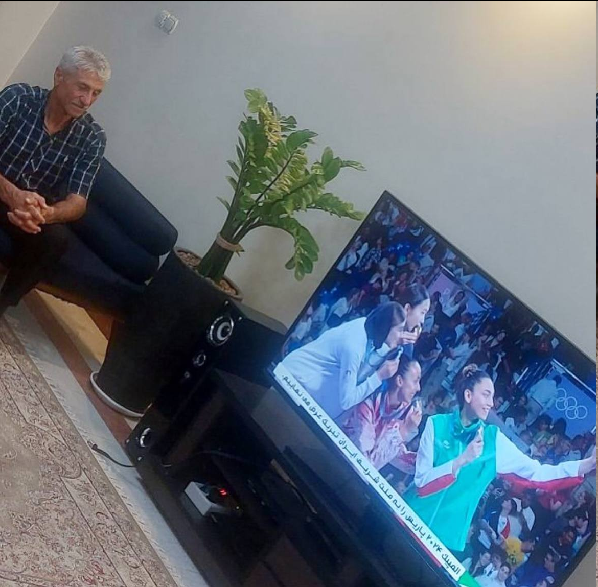 پدر ناهید کیانی در حال تماشای افتخار آفرینی دخترش+ عکس_سودو تکنولوژی 1 عکس| پدر ناهید در حال تماشای تاریخسازی دخترش