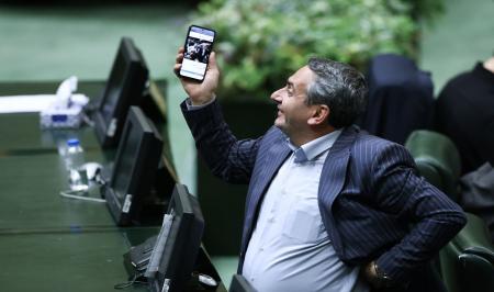 گوشی همراه نمایندگان در جلسه بازدید کابینه پیشنهادی سوژه شد + عکس_سودو تکنولوژی 13 گوشی همراه نمایندگان در جلسه بررسی کابینه پیشنهادی سوژه شد + عکس