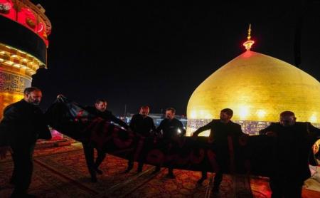 پرچم عزای پیامبر(ص) بر بالای حرم امام علی (ع) نصب شد_سودو تکنولوژی 1 پرچم عزای پیامبر(ص) بر بالای حرم امام علی (ع) نصب شد