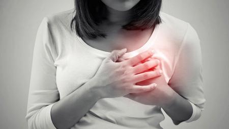 10 علت رایج درد سینه در خانم‌ها+اینفوگرافیک