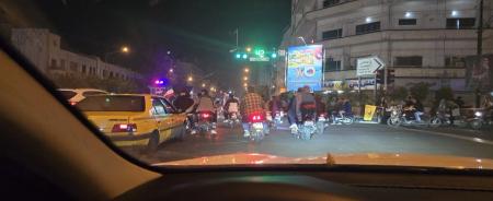 تصویری از جشن خیابانی مردم در خیابان انقلاب تهران +عکس_سودو تکنولوژی 1 تصویری از جشن خیابانی مردم در خیابان انقلاب تهران +عکس