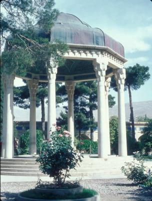 قابی از مزار  حافظ شیرازی در دهه ۵۰ +عکس