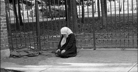 نماز خواندن بیرون سفارت ایالات متحده‌ آمریکا در تهران در ۱۳ آبان ۱۳۵۸