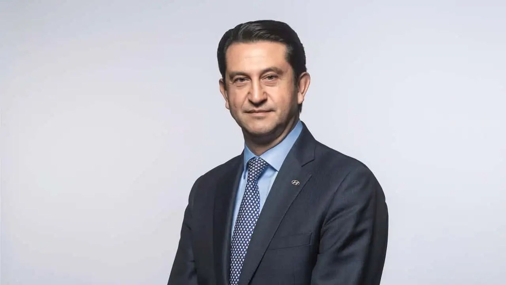 هیوندای اکنون مدیرعامل جدیدی دارد؛ ژوزه مونز، از مدیران کارکشته نیسان_سودو تکنولوژی 9 یک مرد با کت از نمای جلو