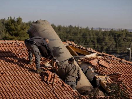 بیرون کشیدن بقایای موشک یمنی‌ها از سقف خانه یک شهرک‌نشین + عکس