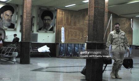 سرباز امریکایی در فرودگاه کرمان پس از زلزله‌ بم در دی ماه ۱۳۸۲