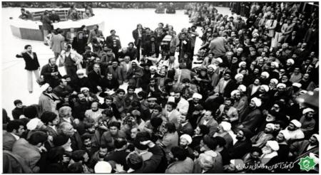 آیت‌الله طالقانی نشسته بر زمین و نظاره‌گر موج جمعیت در استقبال از امام