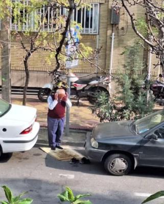 تصویری از یک پدر ایرانی در گوشه خیابان که پربازدید شد