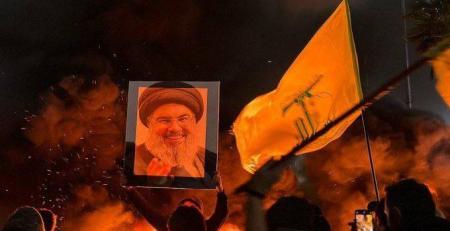 تصویر معنادار در حاشیه‌ تجمع مردم لبنان در مقابل فرودگاه بیروت